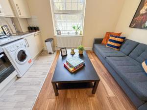 Disc Monthly Rate - Bright 2-Bed Flat with FREE WiFi near Shepherds Bush, Westfield London, Hammersmith & Kensington