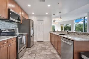 Large Corner 3 Bdrm Oasis Lake Eola