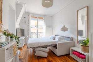 86830 Authentic Paris Living Steps from Montmartre