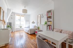 86830 Authentic Paris Living Steps from Montmartre