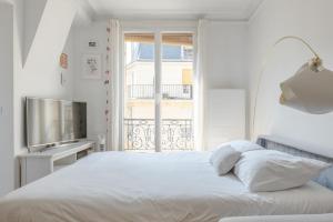 86830 Authentic Paris Living Steps from Montmartre