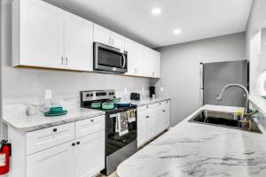 Modern 2BD 2BA Flat Gym and Pool Heart of Downtown - 4hvězdičkové hotely ve městě Arlington