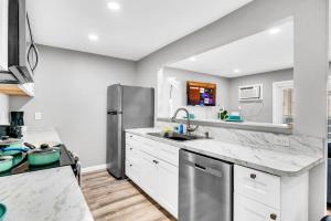 Modern 2BD 2BA Flat Gym and Pool Heart of Downtown