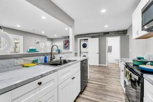 Modern 2BD 2BA Flat Gym and Pool Heart of Downtown