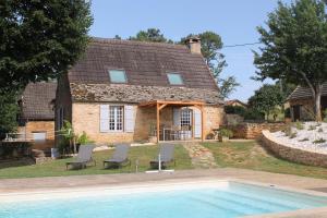 Les Mazaux avec piscine chauffée au nord de Sarlat