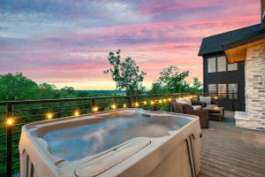 Family Luxury Home Rooftop Deck and Hot Tub