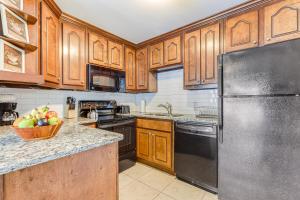 Steps to Park Dog-Friendly Condo in Conyers!