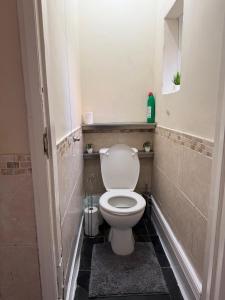 1 Bed Flat - Sleeps 5 - Parking - Wifi