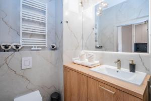 Bulwary nad Odrą Apartments z widokiem na rzekę Odrę i prywatnym miejscem parkingowym