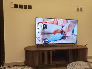 Family-Friendly 2BR Home with Kitchen - Al Munsiyah