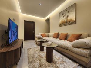 Family-Friendly 2BR Home with Kitchen - Al Munsiyah