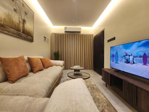 Family-Friendly 2BR Home with Kitchen - Al Munsiyah