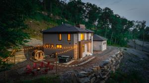 Luxe Forest Retreat HotTub, Sauna, PoolTable, View