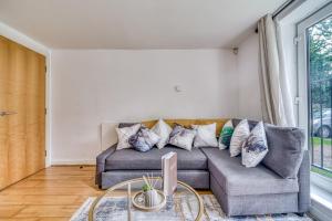 Modern 2BR Apartment with Free Parking Sleeps 8 Walk to Old Trafford