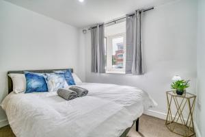 Modern 2BR Apartment with Free Parking Sleeps 8 Walk to Old Trafford