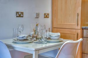 Modern 2BR Apartment with Free Parking Sleeps 8 Walk to Old Trafford