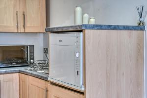 Modern 2BR Apartment with Free Parking Sleeps 8 Walk to Old Trafford