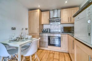 Modern 2BR Apartment with Free Parking Sleeps 8 Walk to Old Trafford