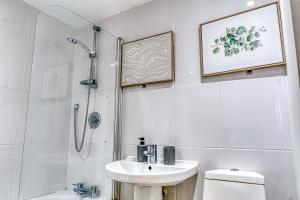 Modern 2BR Apartment with Free Parking Sleeps 8 Walk to Old Trafford