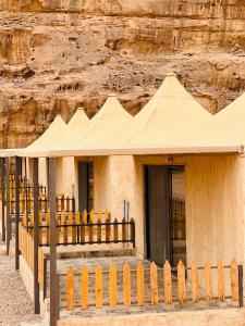 Rum STAR LUXURY Camp &JEEP Tours
