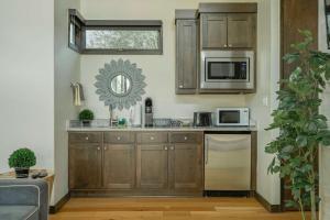 Relaxing Lake Escape - 1BR, Pickleball & BBQ