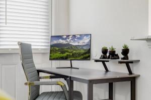 Tasteful 3BR I Free Parking I Workspace