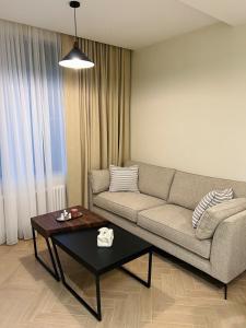 Stylish 2 BR Prime Location