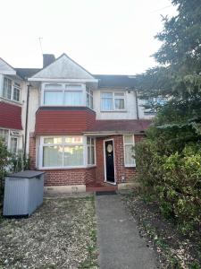 3 Bedroom modern house 15 min to tube, shops near by