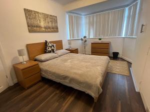 3 Bedroom modern house 15 min to tube, shops near by