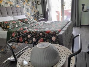 Cosy Bedroom with 55"TV and Dedicated Toilet and Shower Space