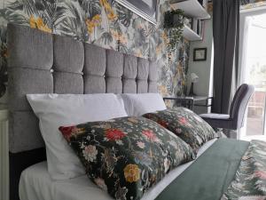 Cosy Bedroom with 55"TV and Dedicated Toilet and Shower Space