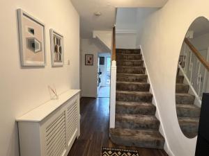 3 Bedroom modern house 15 min to tube, shops near by