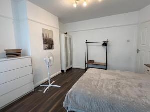 3 Bedroom modern house 15 min to tube, shops near by