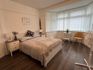 3 Bedroom modern house 15 min to tube, shops near by