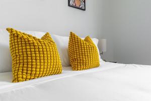 Remodeled Townhome with Pool & Lake Views in Gated