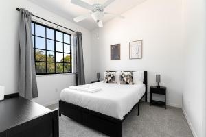 Remodeled Townhome with Pool & Lake Views in Gated