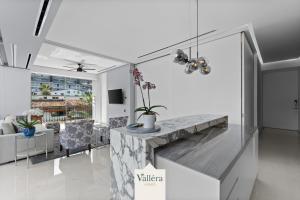 Pier 57, Sea & Mountain View