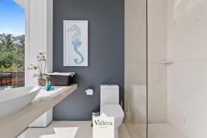 Pier 57, Sea & Mountain View