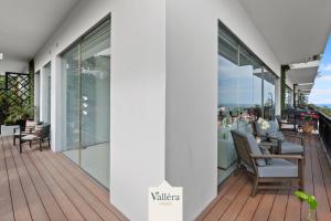 Pier 57, Sea & Mountain View