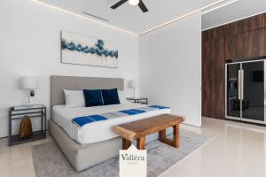 Pier 57, Sea & Mountain View