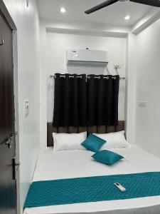 SHREE GOMUKH RESIDENCY - 200 mtrs from vishwanath temple