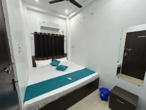 SHREE GOMUKH RESIDENCY - 200 mtrs from vishwanath temple
