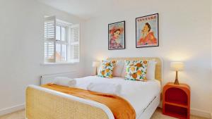 Weldon Road - Townhouse Overlooking the Park with Parking