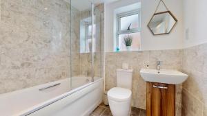 Weldon Road - Townhouse Overlooking the Park with Parking