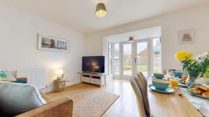 Weldon Road - Townhouse Overlooking the Park with Parking