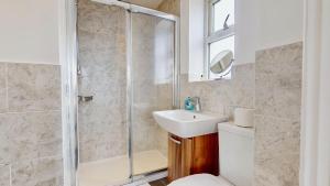 Weldon Road - Townhouse Overlooking the Park with Parking