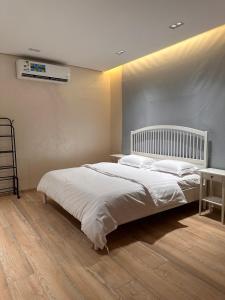 شقة مطلة على سطح خاص