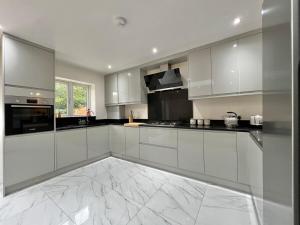 Wonderful 5 Bed Windsor, Private Garden, Driveway Parking, Legoland