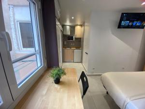 Suites nuevas con baño privado frente al metro st MWC Barcelona-FIRA