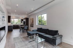 Luxury Modern 4 Bedroom 4 Bathroom Home with Rooftop Deck #6
